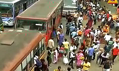 மின்சார ரெயில்கள் ரத்து எதிரொலி.. பேருந்து நிலையங்களில் அலைமோதும் பயணிகள் கூட்டம்