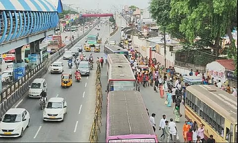 மின்சார ரெயில்கள் ரத்து: மாநகர பஸ்களில் அலைமோதும் மக்கள் கூட்டம்