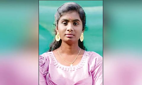 காதல் திருமணம் செய்த இளம்பெண் தூக்குப்போட்டு தற்கொலை: திருமணமான 4 மாதங்களில் சோகம்