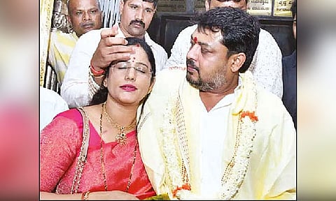 பெண் அதிகாரியின் நெற்றியில் குங்குமம் வைத்த காங்கிரஸ் எம்.பி.யால் சர்ச்சை