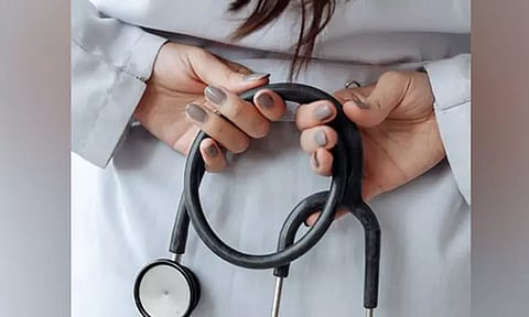 எம்.பி.பி.எஸ் படிக்க வாய்ப்பு கிடைக்கவில்லையா? துணை மருத்துவ படிப்புகள் இருக்கே...எங்கு படிக்கலாம்?