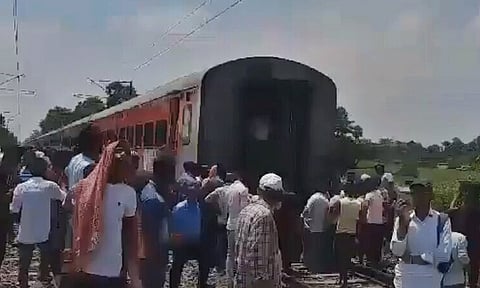 பீகார்: ஓடும் எக்ஸ்பிரஸ் ரெயிலில் இருந்து திடீரென கழன்ற பெட்டிகள்