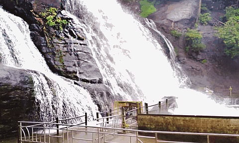 குற்றால அருவிகளில் வெள்ளப்பெருக்கு: சுற்றுலா பயணிகளுக்கு 3-வது நாளாக குளிக்க தடை