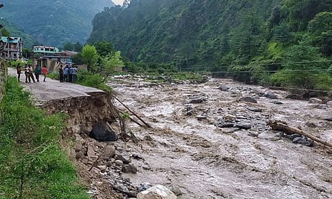 மேக வெடிப்பால் நிலச்சரிவு: கேதார்நாத்தில் 200-க்கும் மேற்பட்ட பக்தர்கள் தவிப்பு