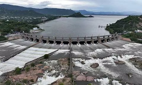 மேட்டூர் அணையில் இருந்து 1.70 லட்சம் கனஅடி நீர் திறப்பு- வெள்ள அபாய எச்சரிக்கை