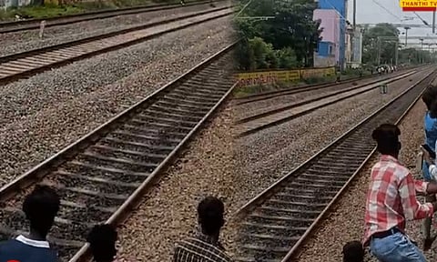 சென்னை மின்சார ரெயிலில் கல்லூரி மாணவர்களிடையே மோதல்... பயணிகள் காயம்