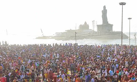 விடுமுறை தினம், ஆடி அமாவாசையையொட்டி கன்னியாகுமரியில் குவிந்த பொதுமக்கள்