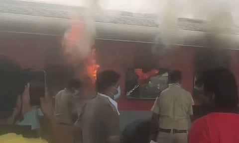 ஆந்திரா: ரெயில் நிலையத்தில் நிறுத்தப்பட்டிருந்த எக்ஸ்பிரஸ் ரெயிலில் பயங்கர தீ விபத்து