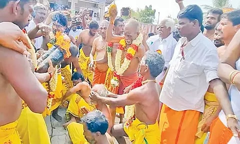 தலையில் தேங்காய் உடைத்து நேர்த்திக்கடன் செலுத்திய பக்தர்கள்