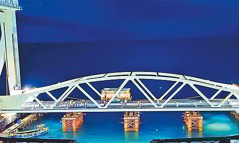 பாம்பன் புதிய பாலத்தில் ரெயில் என்ஜின் சோதனை ஓட்டம் நிறைவு