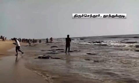 திருச்செந்தூரில் 2-வது நாளாக உள்வாங்கிய கடல்