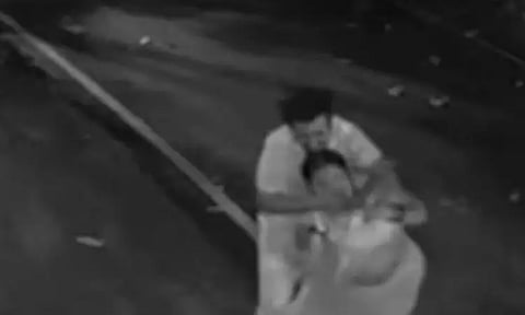 அதிகாலையில் நடைபயிற்சியில் ஈடுபட்டிருந்த பெண்ணை கட்டிப்பிடித்து பாலியல் அத்துமீறல் - வீடியோ