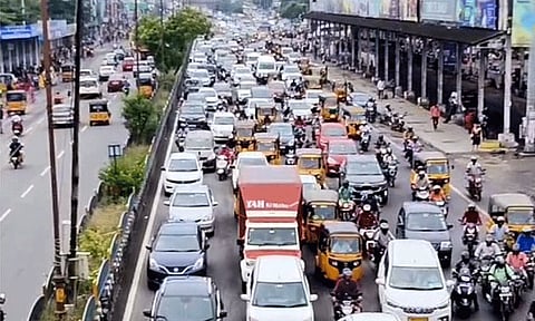 55 மின்சார ரெயில் சேவை ரத்து எதிரொலி - தாம்பரம் ஜி.எஸ்.டி. சாலையில் போக்குவரத்து நெரிசல்