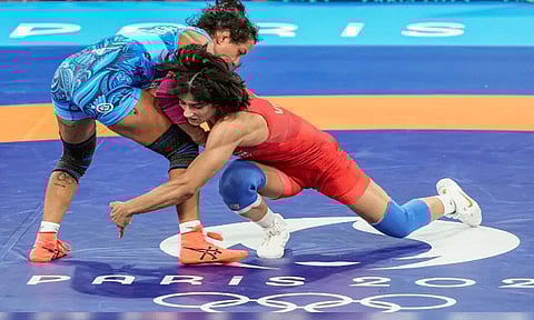 ஒலிம்பிக் மல்யுத்தத்தில் இறுதிப்போட்டிக்கு முன்னேறிய வினேஷ் போகத் தகுதி நீக்கம்