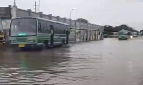 நள்ளிரவில் பலத்த மழை: விழுப்புரம் புதிய பேருந்து நிலையத்தை சூழ்ந்த மழைநீர்