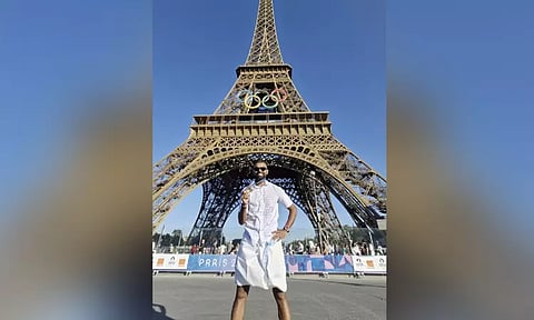 வெண்கலப் பதக்கத்துடன் வேட்டி, சட்டையணிந்து 'ஈபிள் டவர்' முன் போஸ் கொடுத்த ஸ்ரீஜேஷ்