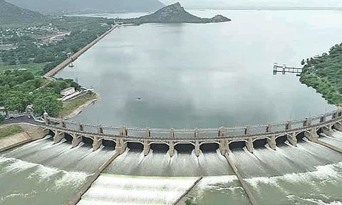 கிடுகிடுவென அதிகரித்த நீர்வரத்து... முழு கொள்ளளவை எட்டிய மேட்டூர் அணை