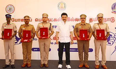 போதைப் பொருள் தடுப்பில் சிறப்பாக பணியாற்றிய காவலர்களுக்கு பதக்கங்கள்: முதல்-அமைச்சர் வழங்கினார்