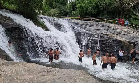 கும்பக்கரை அருவியில் வெள்ளப்பெருக்கு: சுற்றுலா பயணிகள் குளிக்க தடை விதிப்பு