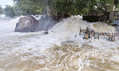 ஒகேனக்கல் காவிரி ஆற்றில் நீர்வரத்து 45,000 கன அடியாக அதிகரிப்பு