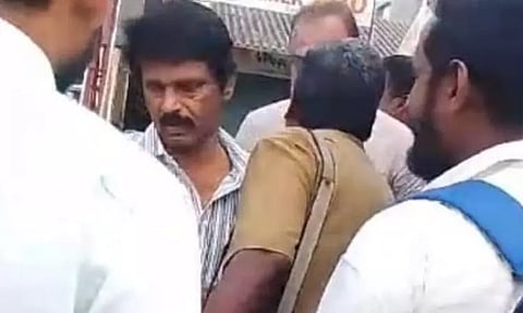 அதிக ஒலி எழுப்புவதா? தனியார் பஸ் ஓட்டுநரிடம் நடிகர் சேரன் வாக்குவாதம்