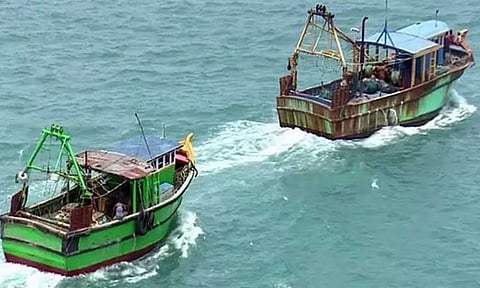 தமிழக மீனவர்கள் மீது இலங்கை கடற்கொள்ளையர்கள் தாக்குதல்