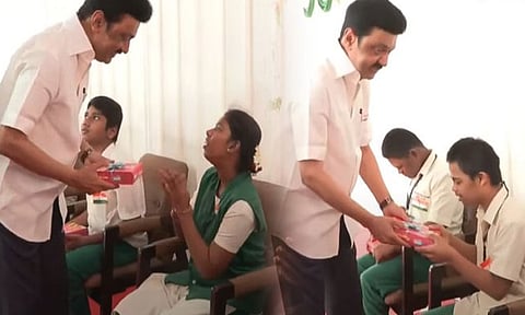 78-வது சுதந்திர தினம்:மாற்றுத்திறனாளி மாணவர்களுக்கு இனிப்பு வழங்கிய முதல்-அமைச்சர் மு.க.ஸ்டாலின்