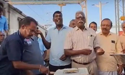 வைகை எக்ஸ்பிரஸ் ரெயில் சேவை தொடங்கி 47 ஆண்டுகள் நிறைவு - கேக் வெட்டி கொண்டாட்டம்