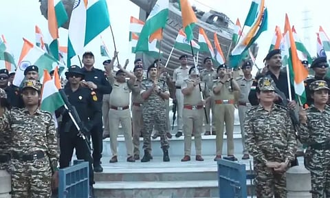 அயோத்தியில் தேசிய கொடி ஏந்தி பேரணி நடத்திய பாதுகாப்பு படையினர்