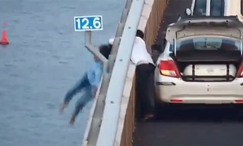 பாலத்தில் இருந்து குதித்து தற்கொலைக்கு முயன்ற பெண்... நொடிப்பொழுதில் காப்பாற்றிய டிரைவர் - பரபரப்பு வீடியோ