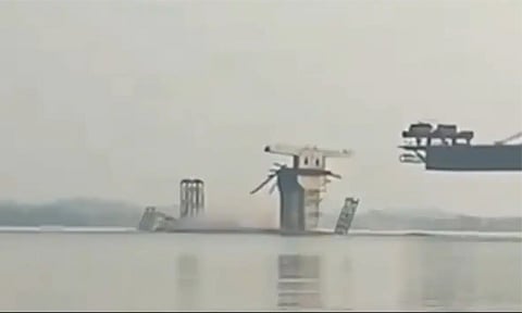 கங்கை ஆற்றின் குறுக்கே கட்டப்பட்டுவரும் பாலம் இடிந்து விபத்து