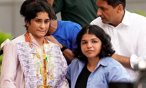 தாயகம் திரும்பிய வினேஷ் போகத்: டெல்லியில் உற்சாக வரவேற்பு