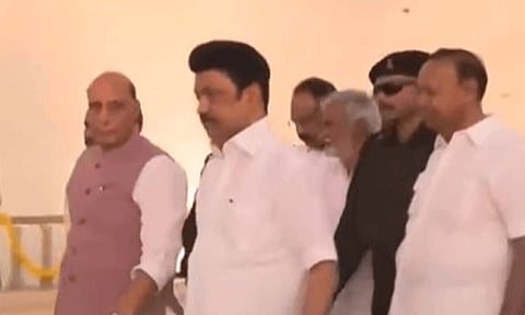 கருணாநிதி நினைவிடத்தில் அருங்காட்சியகத்தை பார்வையிட்ட ராஜ்நாத் சிங்