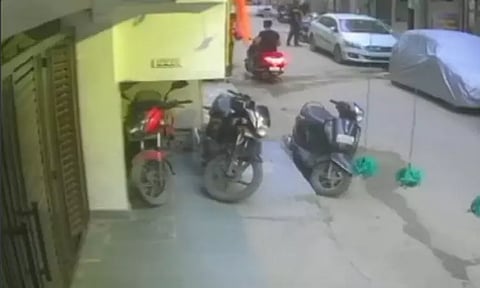 டெல்லி: 2-வது மாடியில் இருந்து ஏ.சி. விழுந்து வாலிபர் பலியான சோகம்