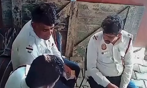 டெல்லி: சிரித்துக்கொண்டே லஞ்சத்தொகையை பிரித்து கொண்ட காவலர்கள்; கவர்னர் அதிரடி