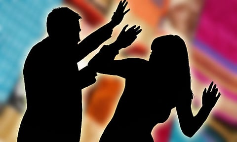 பண்டிகைக்கு புதிய ஆடை வாங்கி தரும்படி கேட்ட மனைவியை அடித்துக்கொன்ற வாலிபர்