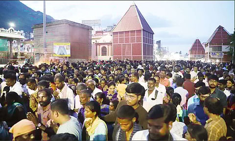 ஆவணி மாத பவுர்ணமி: திருவண்ணாமலையில் விடிய விடிய லட்சக்கணக்கான பக்தர்கள் கிரிவலம்