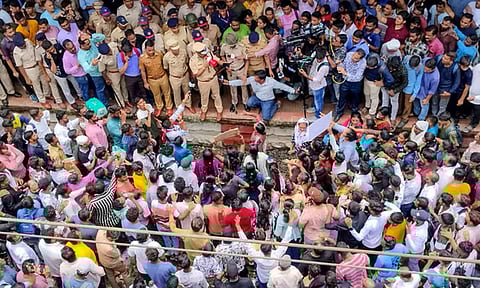 மராட்டியம்: பாலியல் வன்கொடுமையை கண்டித்து போராட்டம் - போலீசார் தடியடி