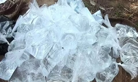 கர்நாடகாவில் கள்ளச்சாராயம் குடித்த 24 பேருக்கு உடல்நலக்குறைவு - மருத்துவமனையில் அனுமதி