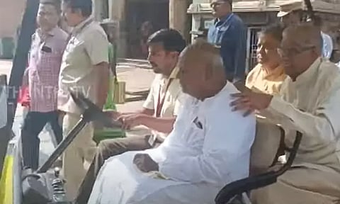 ஸ்ரீரங்கம் கோவிலில் முன்னாள் பிரதமர் தேவகவுடா சாமி தரிசனம்