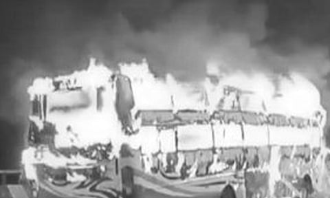 திருச்சியில் தனியார் பேருந்து தீப்பிடித்து எரிந்து சேதம் - 27 பேர் உயிர் தப்பினர்