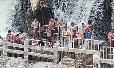 ஒகேனக்கலில் குளிக்க சுற்றுலா பயணிகளுக்கு அனுமதி