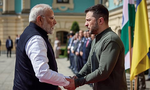 சமூக வலைதளத்தில் சாதனை: 15 லட்சத்துக்கு மேல் 'லைக்ஸ்'களை அள்ளிய பிரதமர் மோடி-ஜெலன்ஸ்கி புகைப்படம்