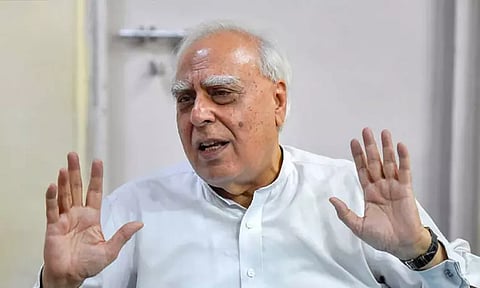 பெண் டாக்டர் பலாத்கார வழக்கில் சர்ச்சையான தீர்மானம்; கபில் சிபலுக்கு எதிராக வலுக்கும் கண்டனங்கள்