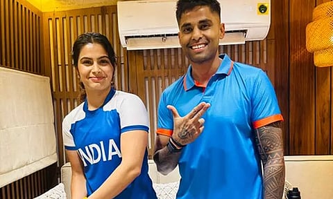 சூர்யகுமார் யாதவை சந்தித்த மனு பாக்கர்