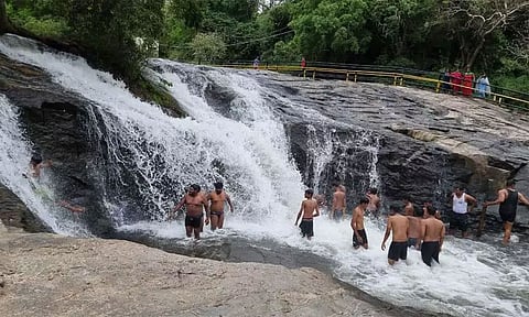 கும்பக்கரை அருவியில் குளிக்க சுற்றுலா பயணிகளுக்கு அனுமதி