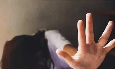 மாணவிகளிடம் தவறாக நடந்த ஆசிரியரை அடித்து ஊர்வலமாக இழுத்து சென்ற மக்கள்