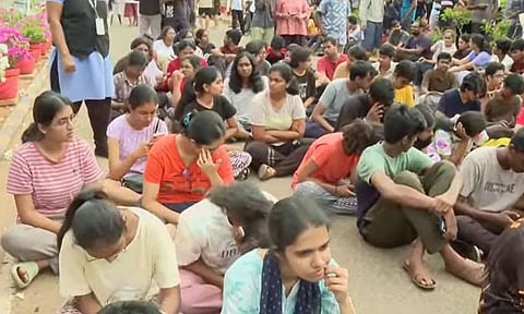 திருச்சி என்.ஐ.டி.யில் ஒப்பந்த ஊழியர் பாலியல் தொல்லை: மாணவிகள் விடிய விடிய போராட்டம்