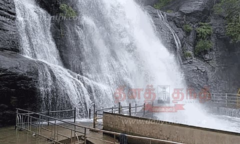 குற்றால அருவிகளில் 2-வது நாளாக சுற்றுலா பயணிகள் குளிக்க தடை