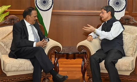 கவர்னர் ஆர்.என்.ரவியுடன் தேசிய பாதுகாப்பு ஆலோசகர் அஜித் தோவல் சந்திப்பு